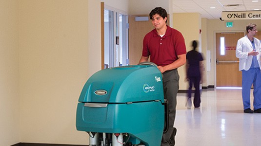 Tennant T500e lavapavimenti uomo a terra mentre pulisce l’ospedale Tennant T500e lavapavimenti uomo a terra mentre pulisce l’ospedale